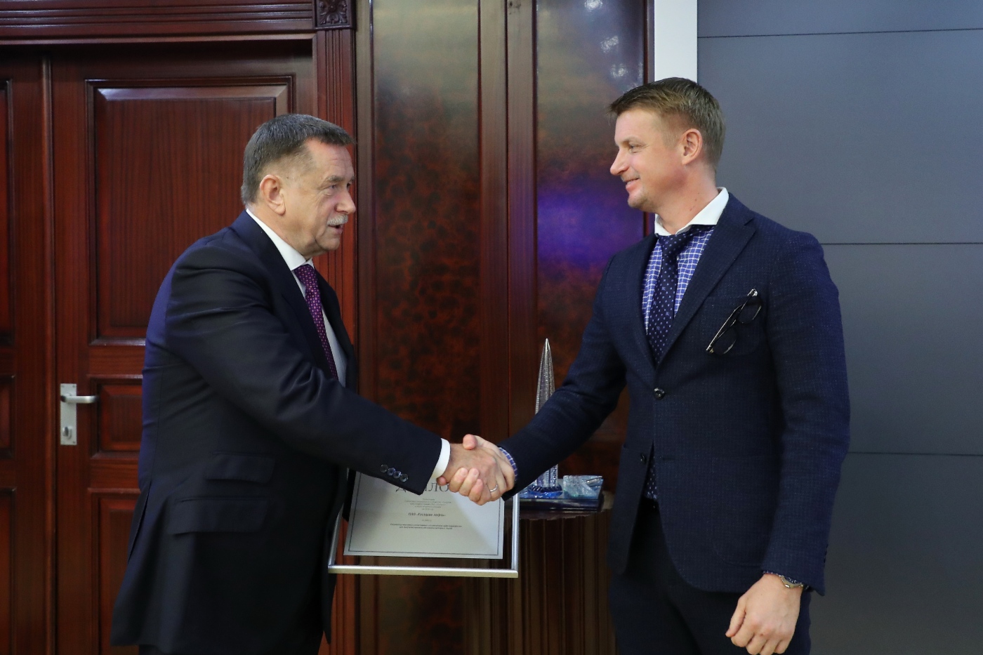 Сергей Хомяков поздравил директора дирекции нефтепереработки ПАО «Газпром нефть» Михаила Антонова с присуждением премии