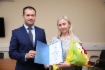 Диплом лучшему рационализатору ООО «Газпром трансгаз Чайковский» Светлане Коровиной вручил заместитель генерального директора по управлению персоналом Виктор Путинцев