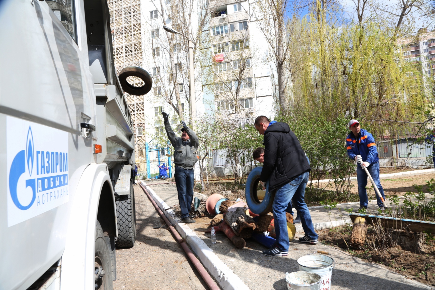 Благоустройство территорий на объектах социального назначения. Уборка мусора