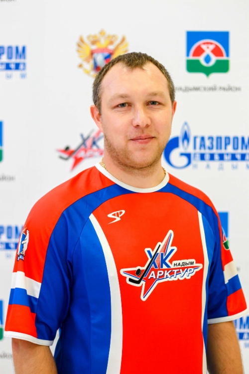 Автор проекта «Лед для будущих чемпионов» — тренер по хоккею с шайбой Сергей Комнатов