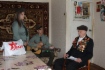 Поздравления сопровождались исполнением фронтовых песен под гитару