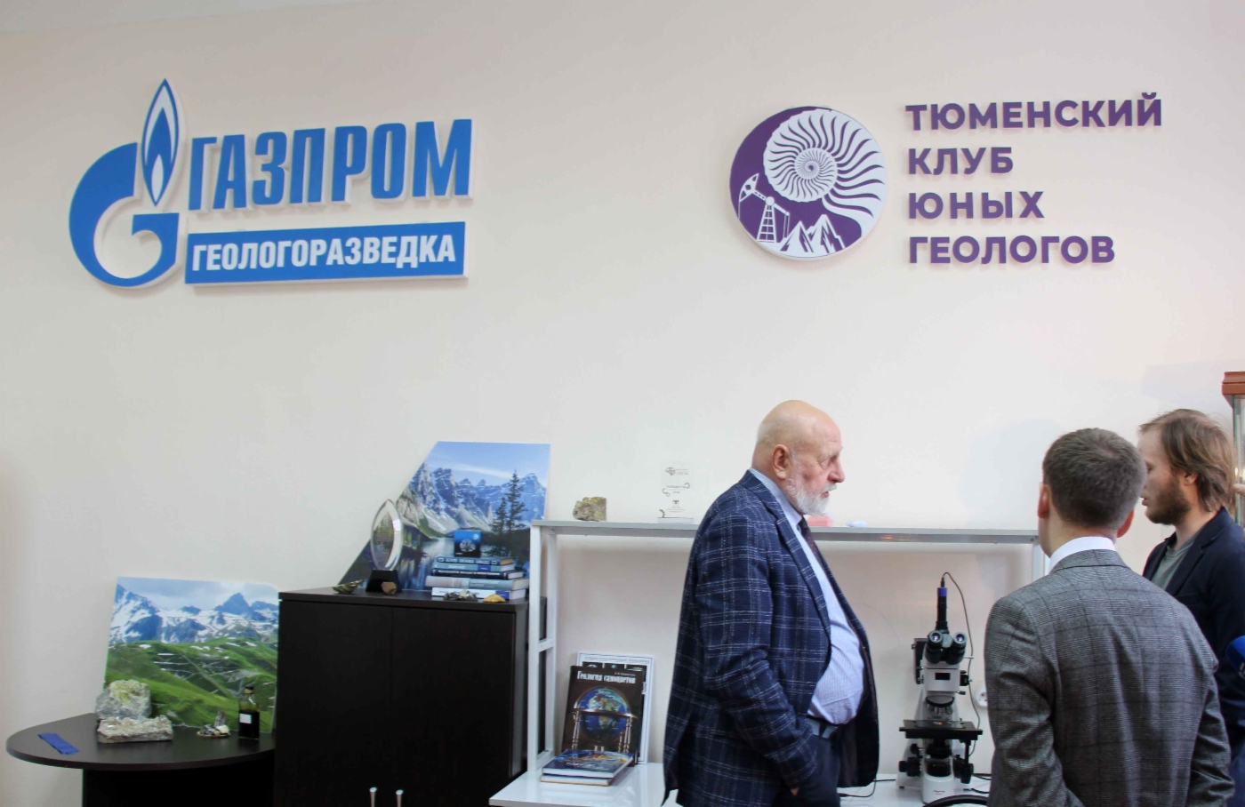 Преподаватели Клуба юных геологов провели экскурсию по новой лаборатории