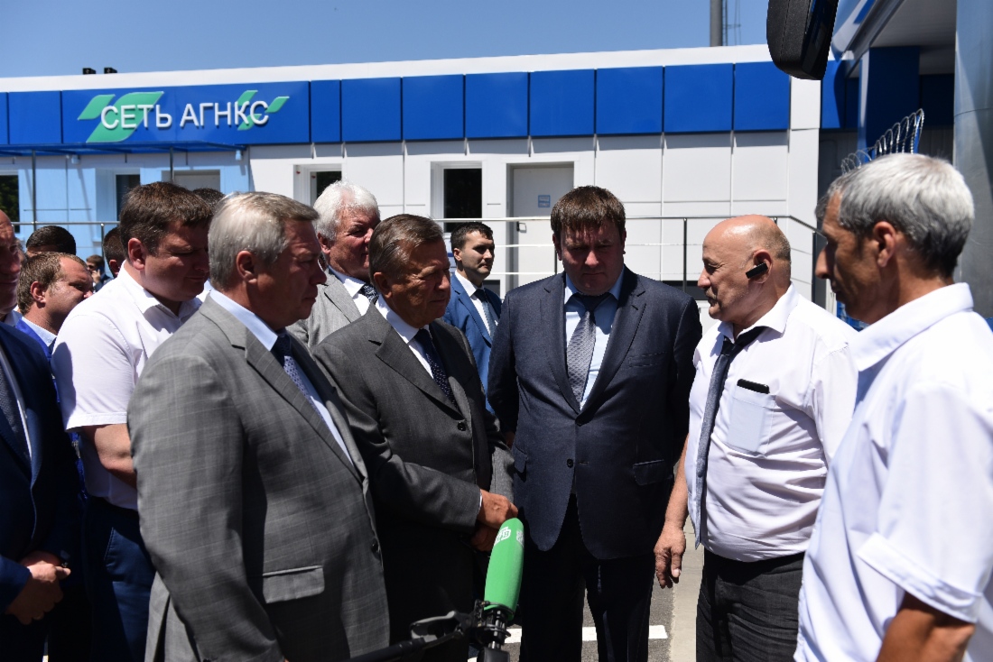 В рамках рабочей поездки в Ростовскую область делегация ПАО «Газпром» во главе с Виктором Зубковым посетила реконструированную автомобильную газонаполнительную компрессорную станцию (АГНКС) «Газпрома» в г. Аксае