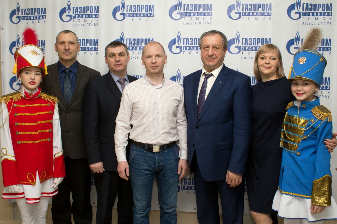Слева направо: региональный оператор комплекса ГТО Владимир Савицкий, председатель профкома Омского ЛПУМГ Владимир Дитлер, двукратный олимпийский чемпион по боксу Алексей Тищенко, директор Омского ЛПУМГ Василий Нагорный, инструктор по физической культуре Елена Зиновьева