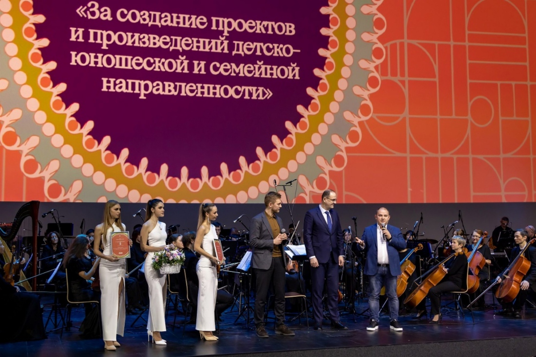 Николаев Владимир Вячеславович (генеральный продюсер «Анимационной студии Воронеж») в номинации «За создание проектов и произведений детско-юношеской и семейной направленности» — за вклад в развитие российской анимации