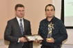 Александр Новак (слева) вручает награду Данилу Хусаинову