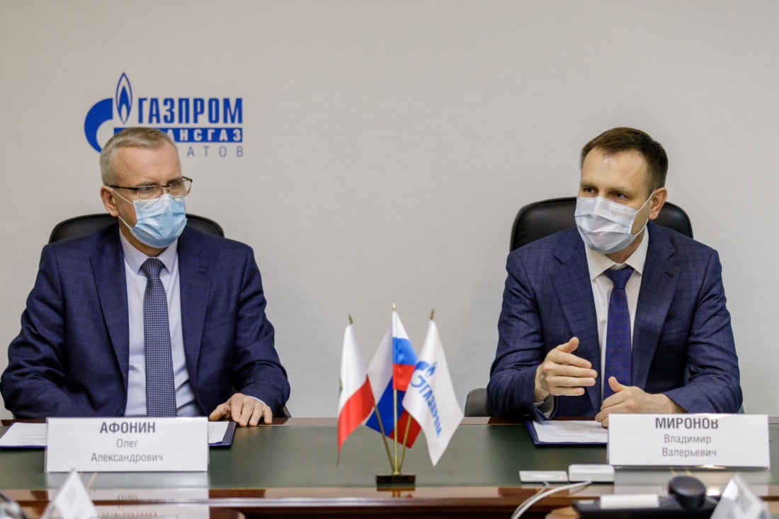 Генеральный директор ООО «Газпром трансгаз Саратов» Владимир Миронов и ректор СГТУ имени Ю. А. Гагарина Олег Афонин обсуждают детали соглашения