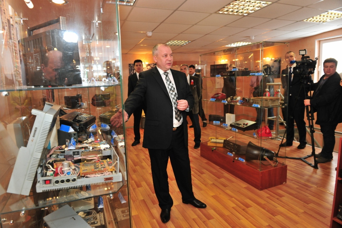 Начальник управления связи ООО «Газпром добыча Надым» Михаил Граников проводит первую экскурсию по музею истории радиоэлектроники и связи
