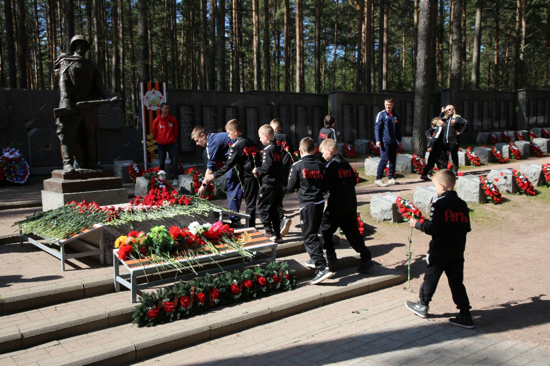 Юные футболисты во время возложения цветов в мемориальном комплексе «Сестрорецкий рубеж»
