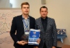Победитель V Смотра-конкурса инженер-программист Владислав Ваннов (слева) и Председатель экспертной комиссии Вячеслав Васильев на церемонии награждения