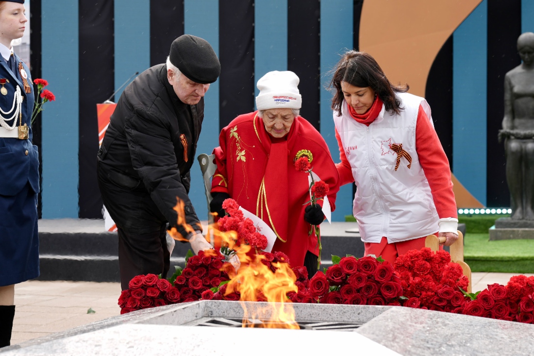 Возложение цветов к мемориалу
