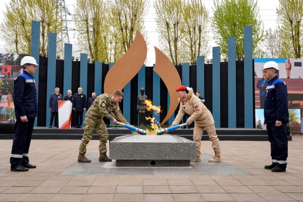 80 Вечных огней одновременно зажглись сегодня в рамках Всероссийской акции «Храним огонь Победы»
