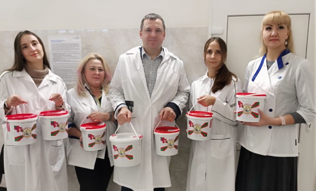 Волонтеры с готовой продукцией
