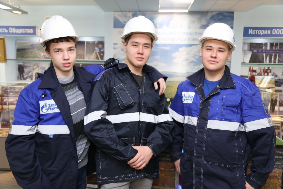 Во время экскурсии в корпоративном музее