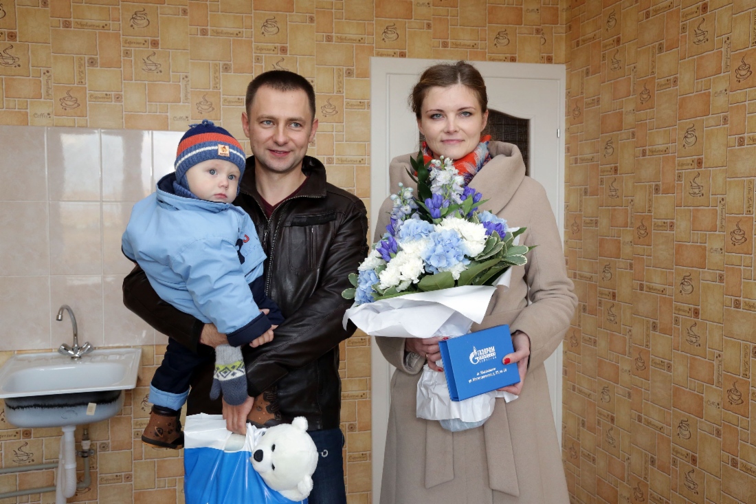 Счастливая семья новоселов