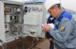 Александр Серков работает на учебном тренажере станции катодной защиты