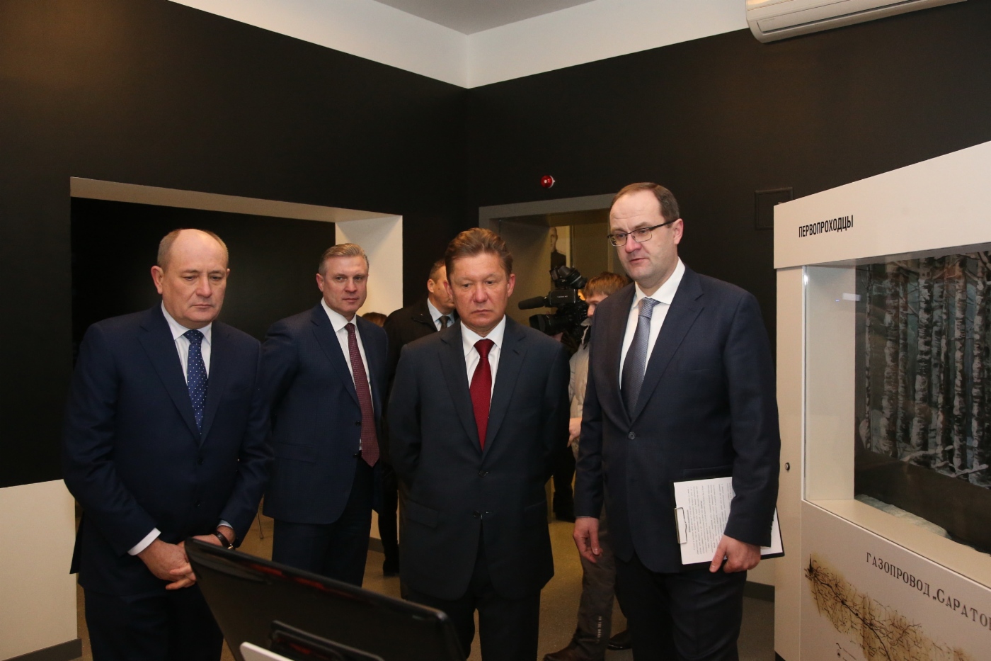 Виталий Маркелов, Вячеслав Михаленко и Алексей Миллер во время осмотра экспозиций Музея
