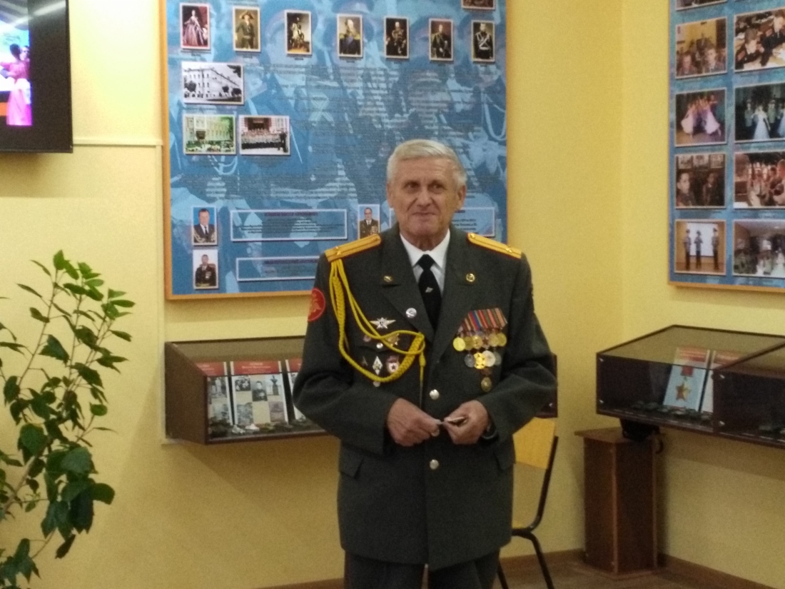 Директор музея Сергей Жербаков проводит первую экскурсию