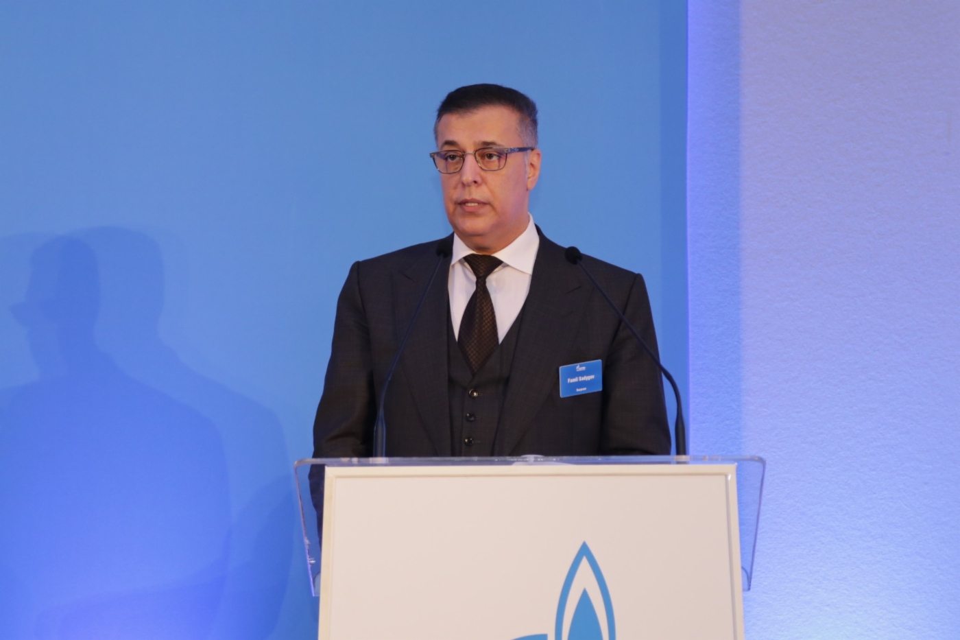 Фамил Садыгов во время выступления на Дне инвестора «Газпрома» в Лондоне