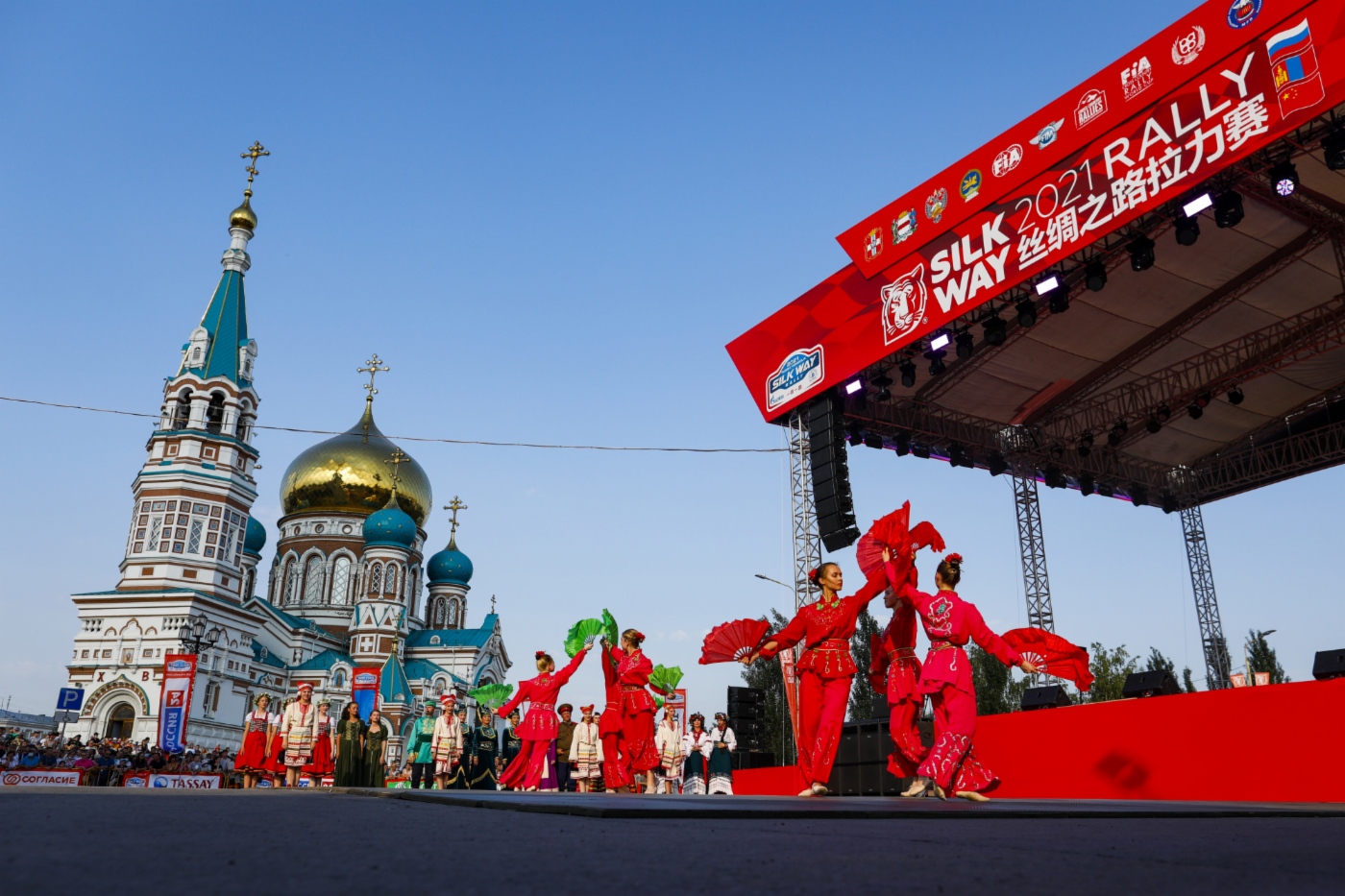 Торжественный старт гонки в Омске. Фото Frédéric Le Floc'h /DPPI (silkwayrally.com)