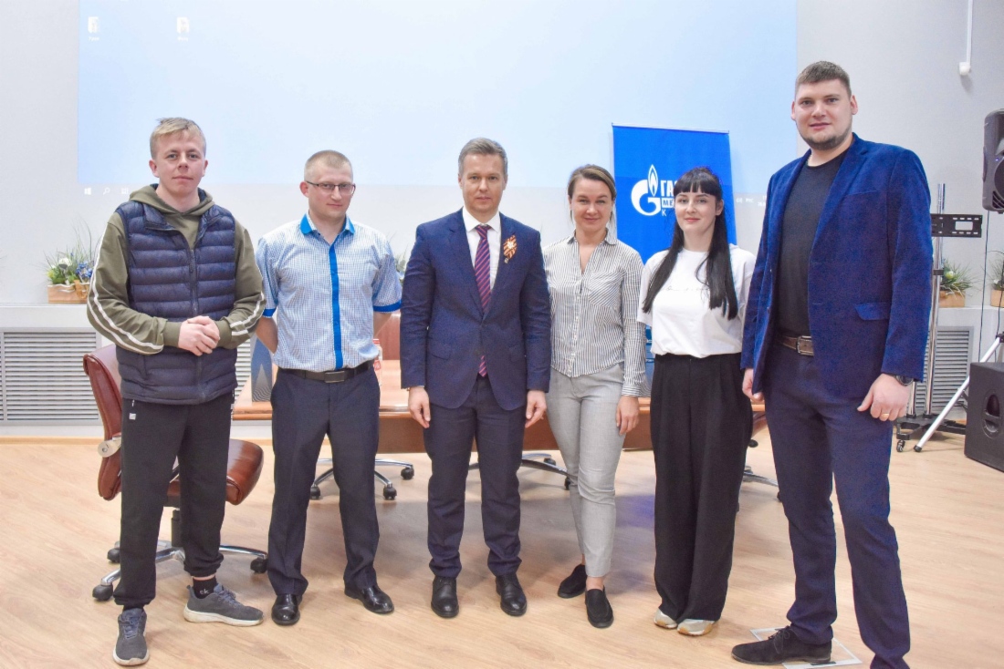 Александр Чиликин с волонтерами, вернувшимися из Мариуполя