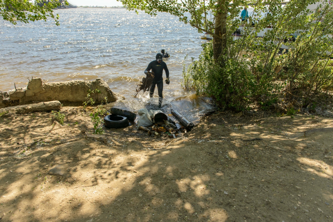 Водолазы доставляли «добычу» на берег, где ее принимали волонтеры