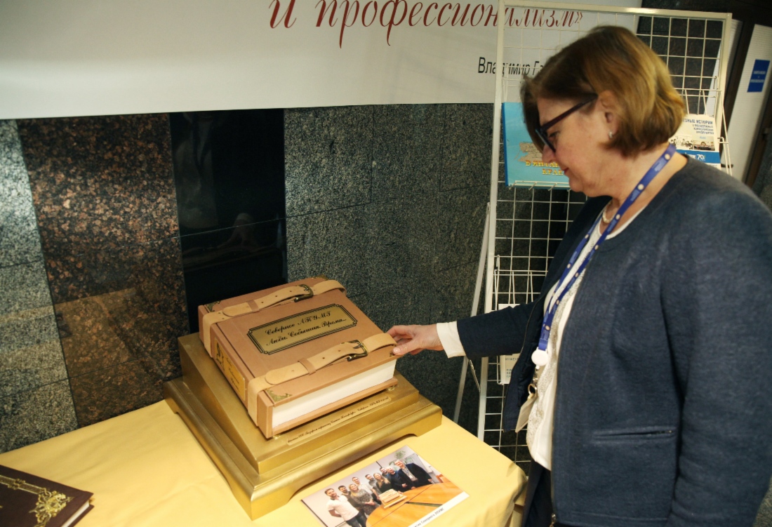Гости выставки знакомятся с творчеством коллег