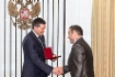 Дмитрий Кобылкин вручает заслуженную награду Рамилю Мухамадуллину