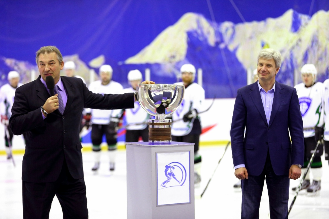 Владислав Третьяк привез в Ноябрьск Кубок чемпионов мира по хоккею 2012 года