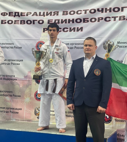 Чемпион турнира Тамирлан Макиев с тренером Сергеем Умрихиным