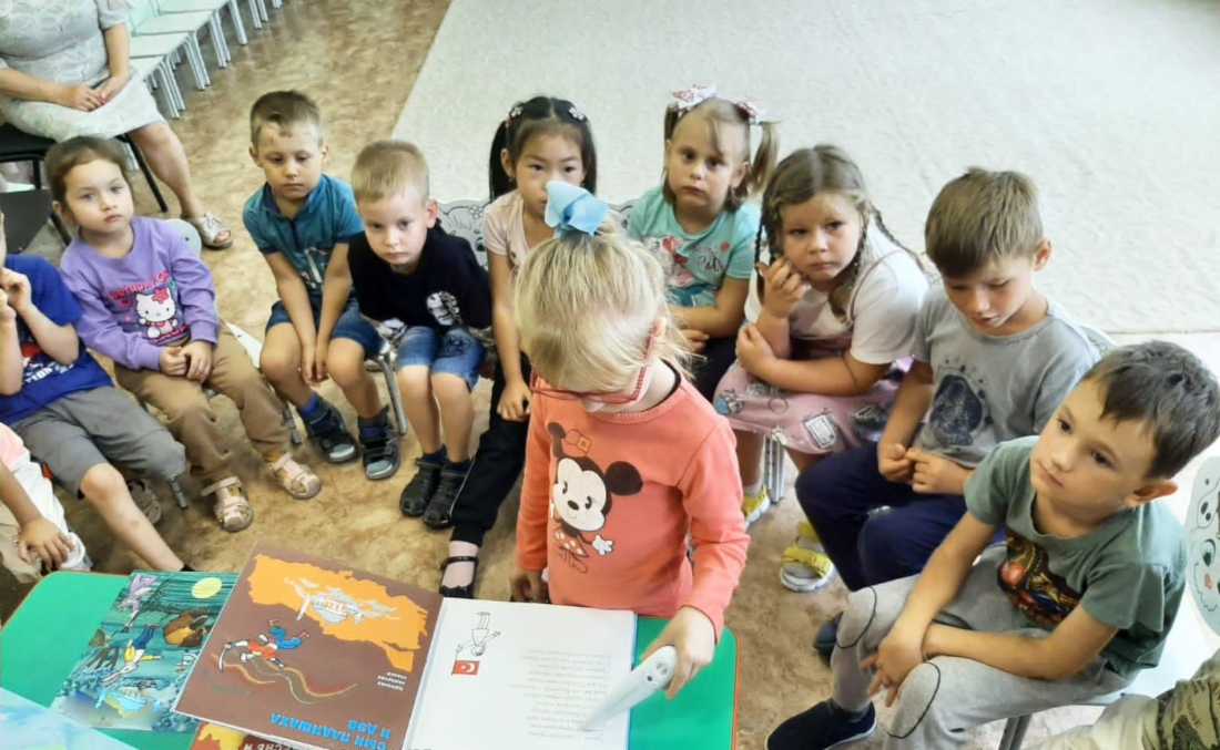 Сотрудники библиотеки познакомили детей с новыми изданиями на специальном уроке