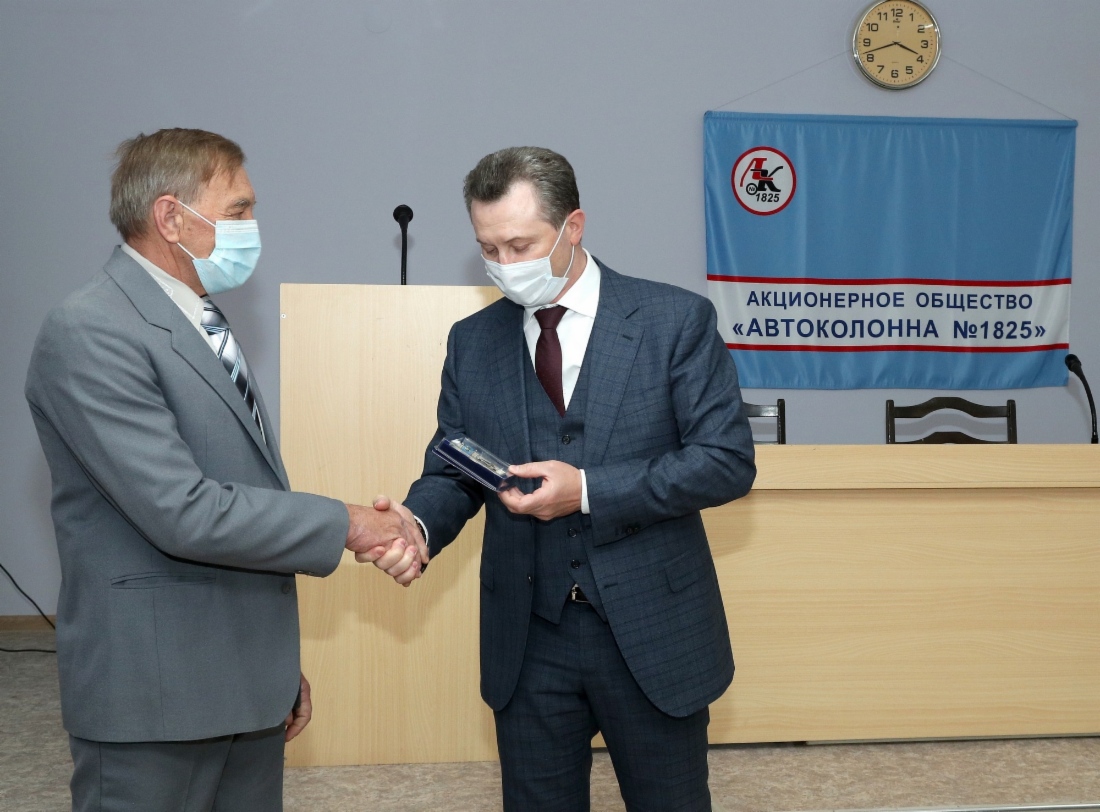 Начальник управления ПАО «Газпром» Алексей Щендригин вручил знак «Почетный автотранспортник» Валерию Кукушкину
