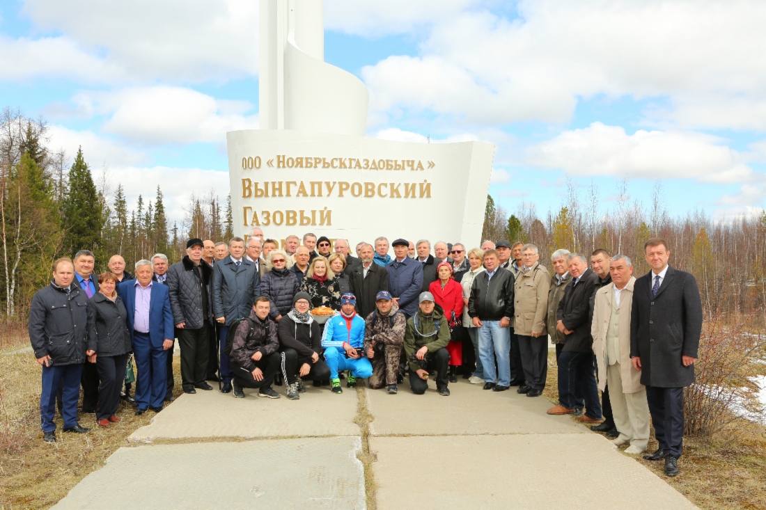Встреча двух поколений на стеле ВГП