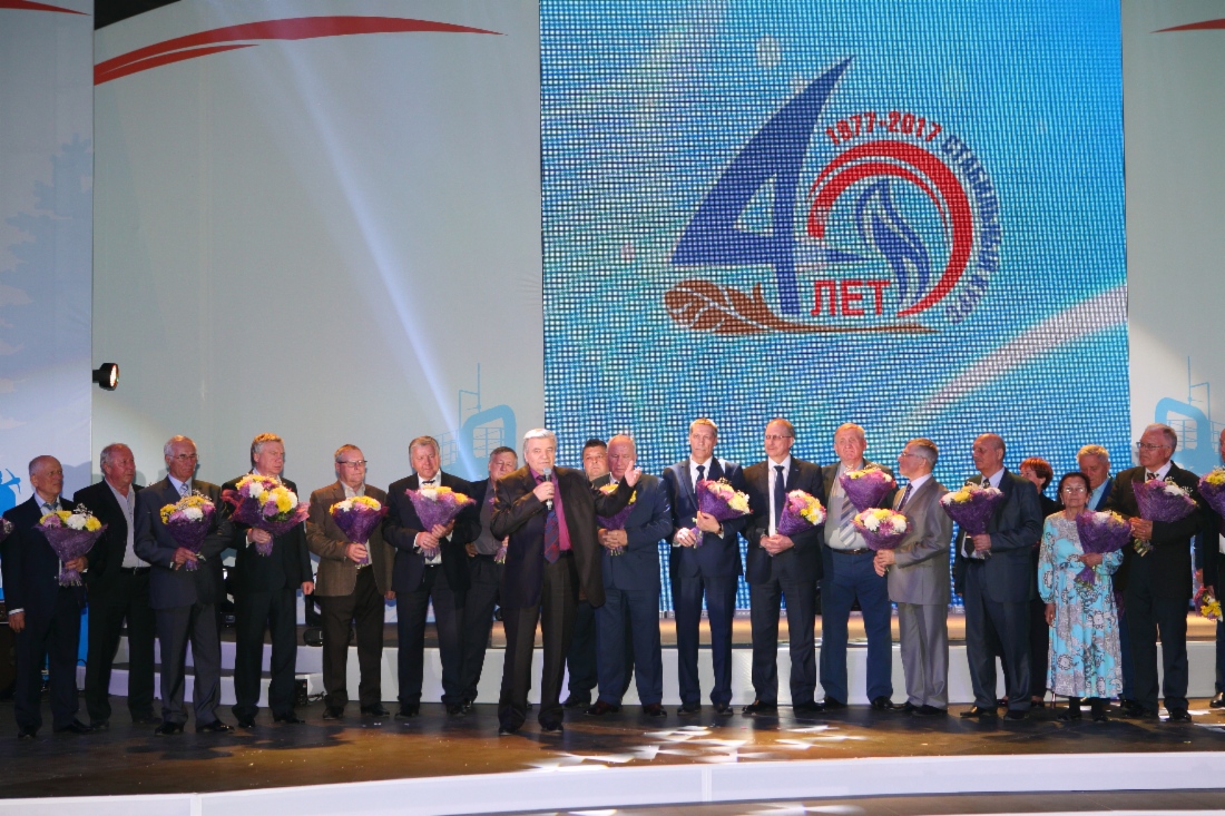 На сцене — ветераны предприятия