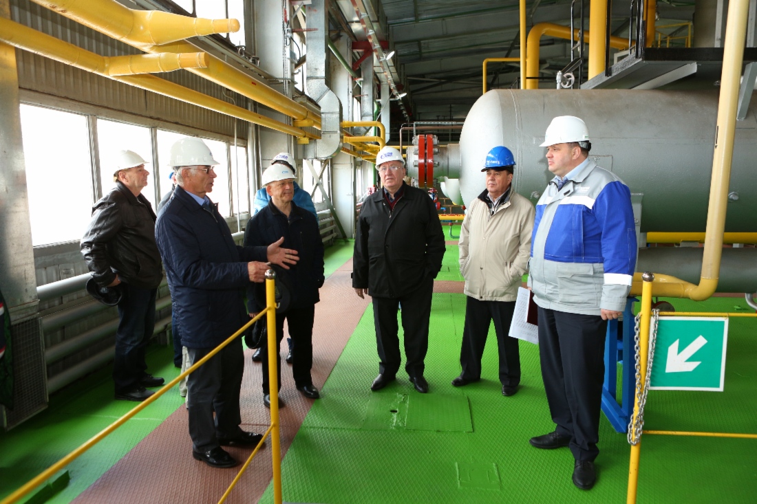 Ветераны на экскурсии в цехе Вынгапуровского газового промысла