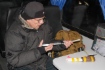 Андрей Болтунов, руководитель Научно-экспедиционного центра по исследованию млекопитающих, готовит инъекцию для иммобилизации маленьких хищников