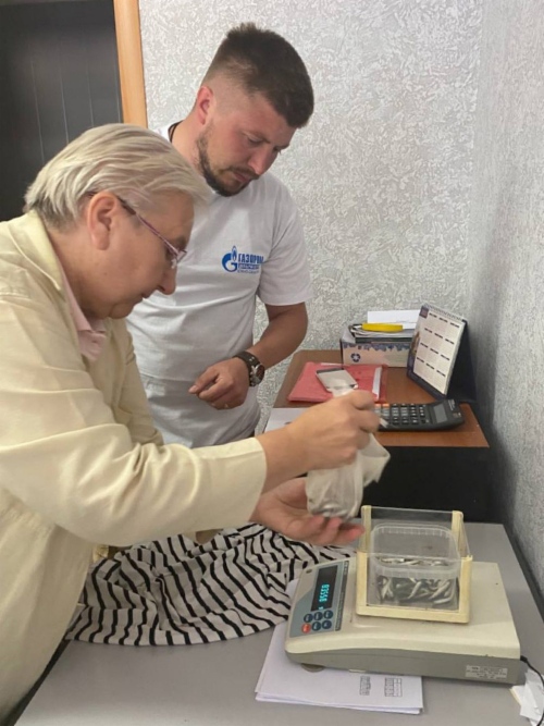 Взвешивание мальков для определения их массы перед выпуском в реку

