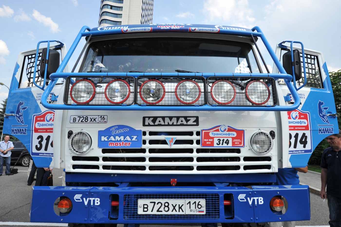 Специальная модель спортивного грузового автомобиля «КАМАЗ» на газовом топливе, подготовленная для участия в ралли «Шелковый путь»