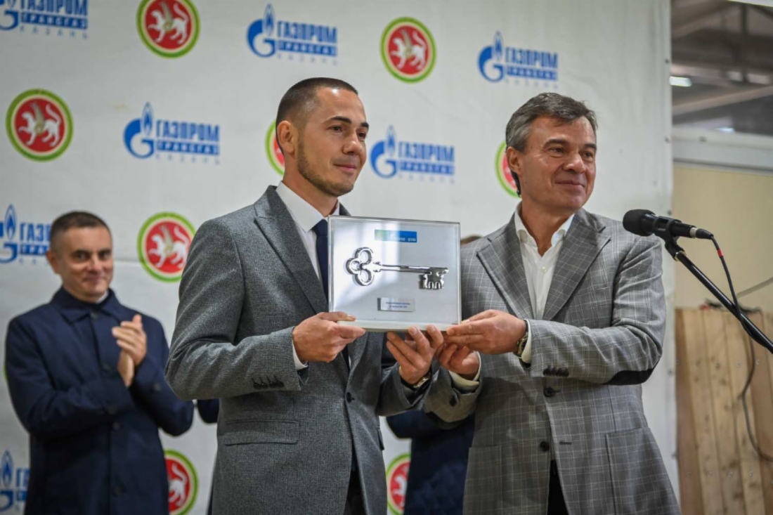 Вручение символического ключа директору МБУ «Спортивная школа „Сабантуй“ Рамилю Габдулманову