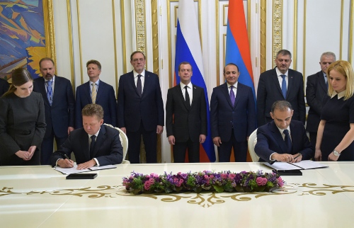Алексей Миллер и Вардан Арутюнян подписывают Дополнение к Контракту на поставку российского газа в Армению в 2014–2018 годах. Фото РИА «Новости»