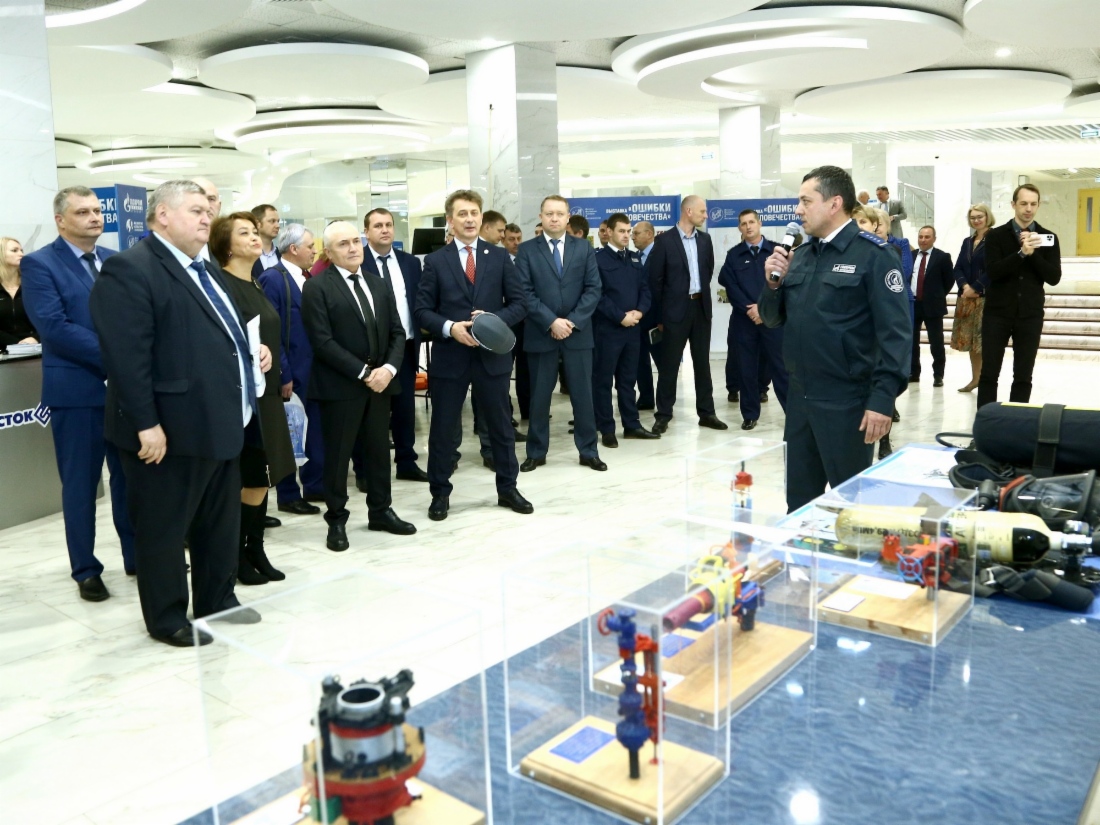В день открытия выставку «Ошибки человечества» посетили представители Правительства Оренбургской области, администрации города Оренбурга, ведущих предприятиях ТЭК региона, ученики «Газпром — класса», открытого ООО «Газпром добыча Оренбург»
