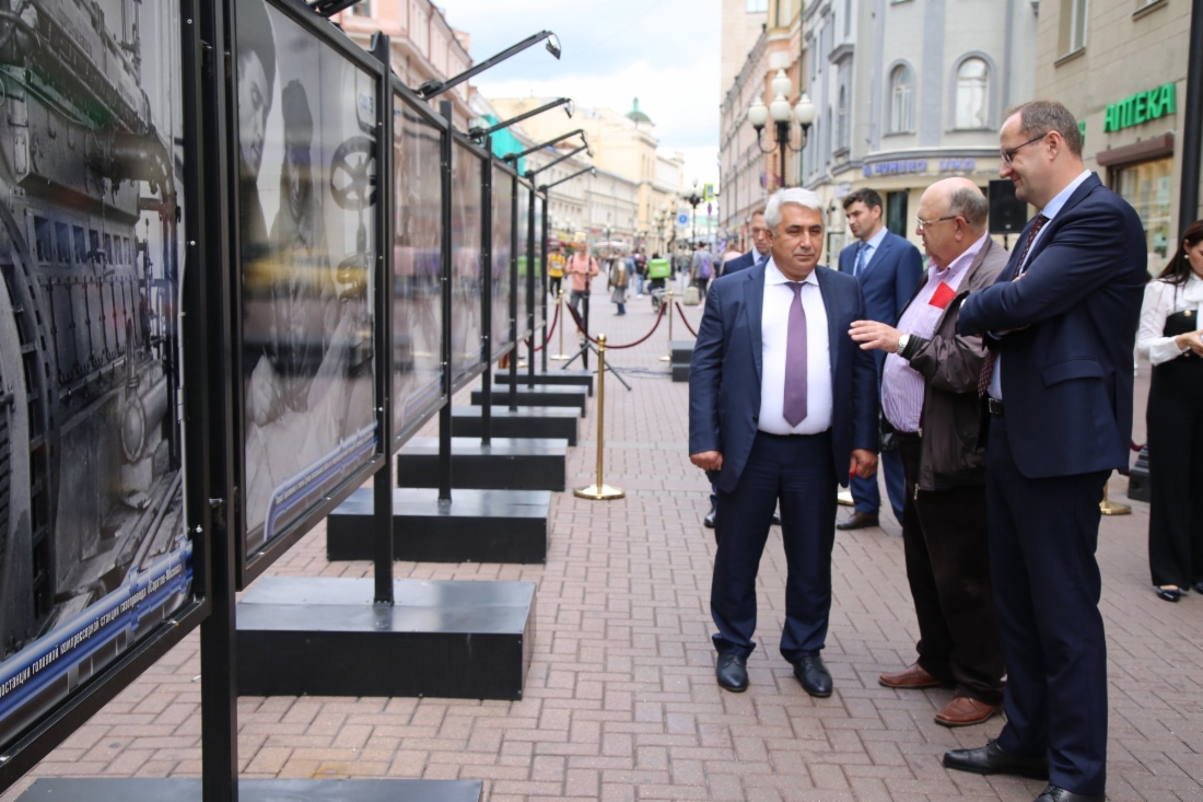 На улице Арбат состоялась торжественная церемония открытия фотовыставки «От истоков газовых потоков»
