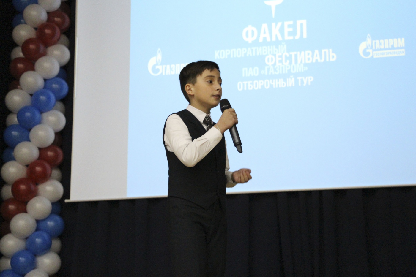 Кирилл Захаренко свободно чувствует себя на сцене