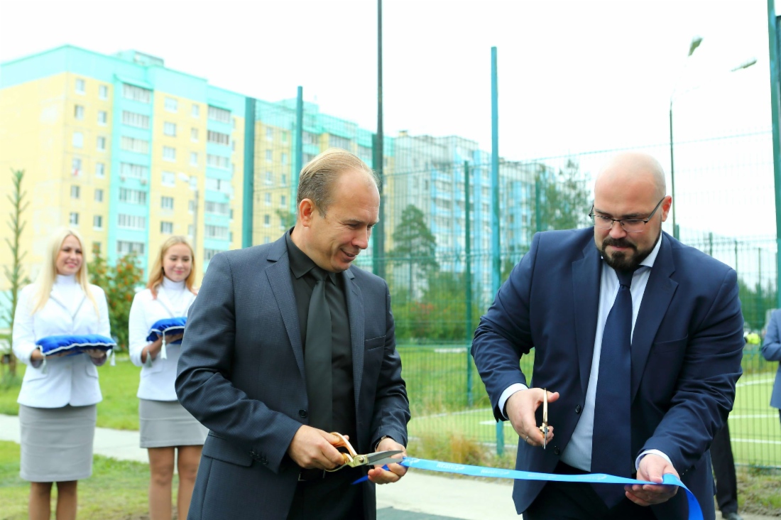 В честь открытия детского комплекса Андрей Колесниченко и Юрий Петров перерезали символическую ленту