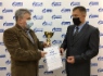Главный механик АО «Газпром газораспределение Тверь» Сергей Федоров вручает награду лучшему водителю Юрию Сударикову