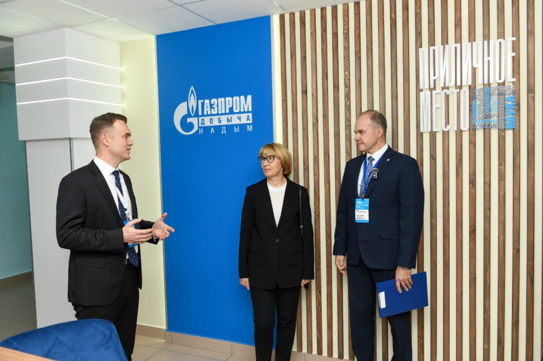 Заместитель генерального директора по управлению персоналом Андрей Тепляков представляет «Приличное место» начальнику Департамента ПАО «Газпром» Елене Касьян и директору «Газпром техникум Новый Уренгой» Сергею Ялову
