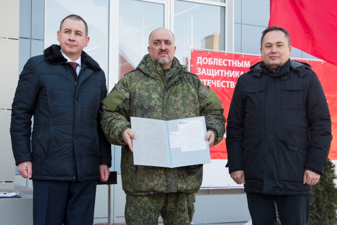 Передача ключей и документов от внедорожника для российских военнослужащих