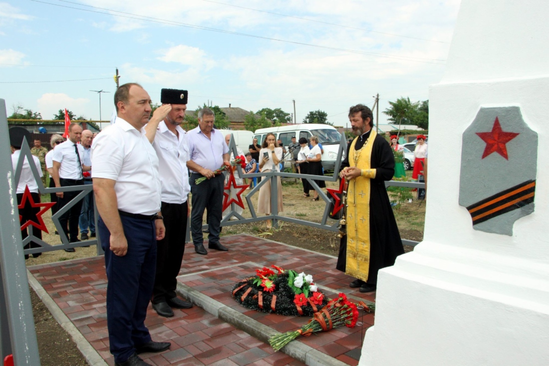 Открытие памятника на братской могиле казаков