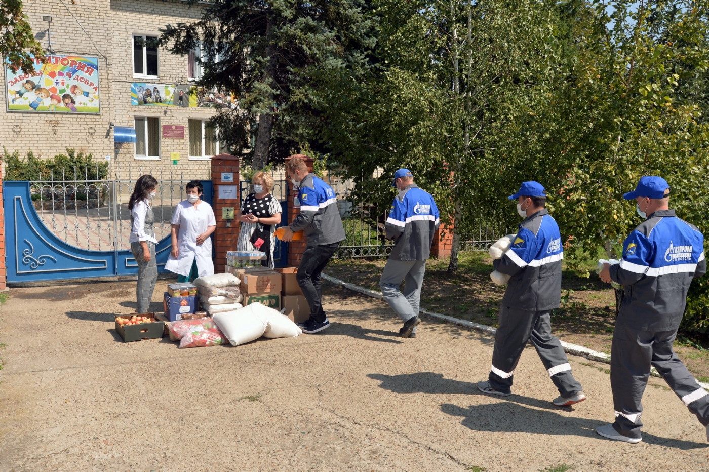Газовики в социально-реабилитационном центре для несовершеннолетних села Тищенского Ставропольского края