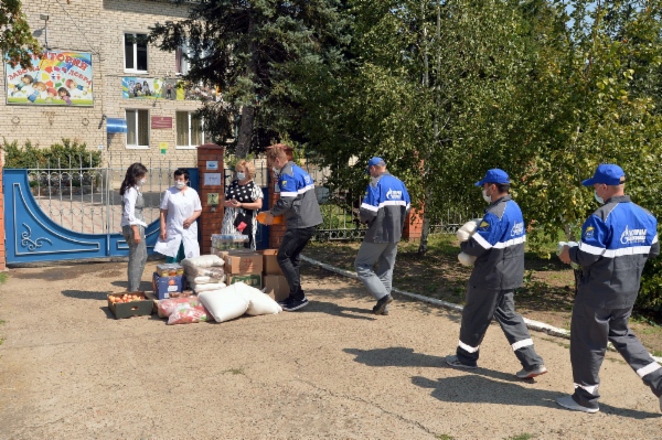 Газовики в социально-реабилитационном центре для несовершеннолетних села Тищенского Ставропольского края